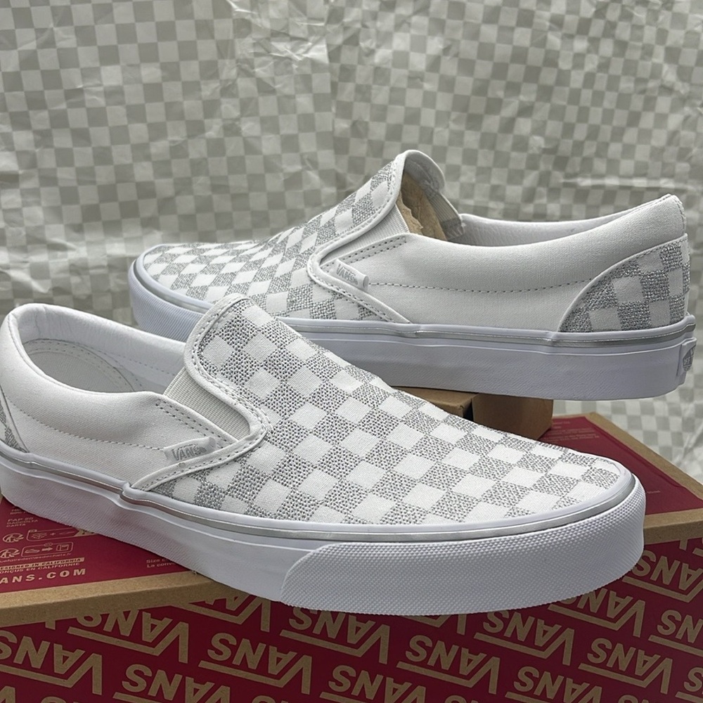 Vans WMNS Checkered Classic Slip-On Sneakers
Metallic True White
VN000CT5W00 - Picture 9 of 16